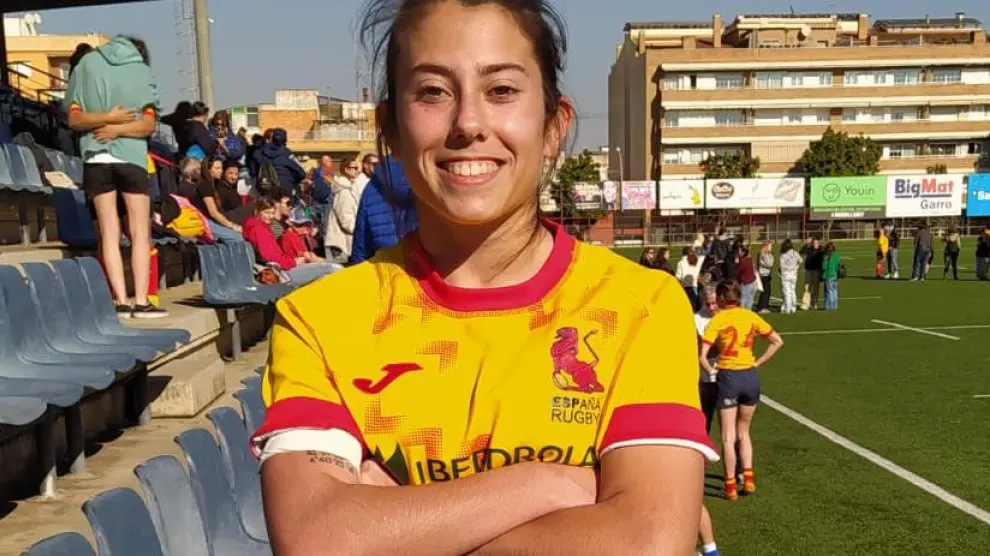 Alba Alpín, con la equipación de la selección española.