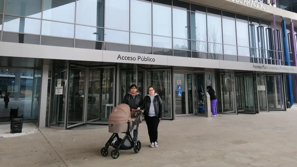 Aurora Remón y su familia, a las puertas del Registro Civil de Zaragoza.
