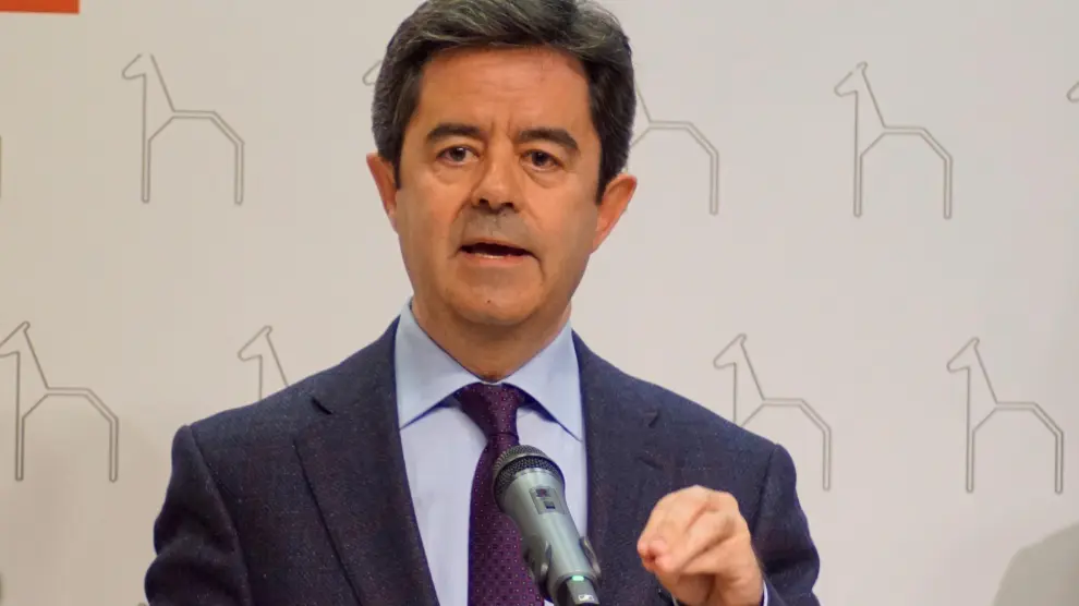 El alcalde de Huesca, Luis Felipe, durante la rueda de prensa de balance del mandato.