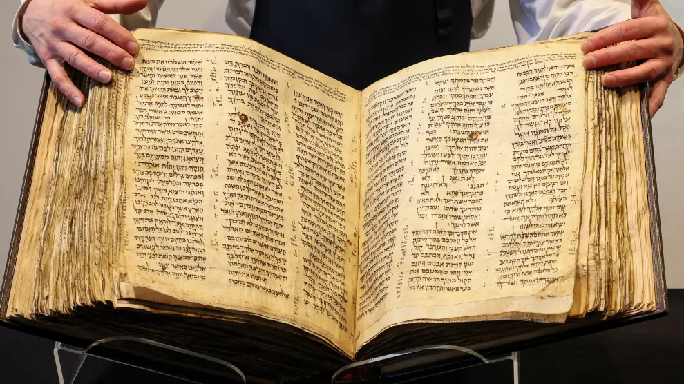 Dos páginas del Codex Sassoon, la más completa y antigua biblia hebrea.