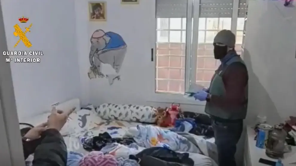 Registro de la Guardia Civil en el domicilio de los detenidos por robos en viviendas de la provincia de Huesca.