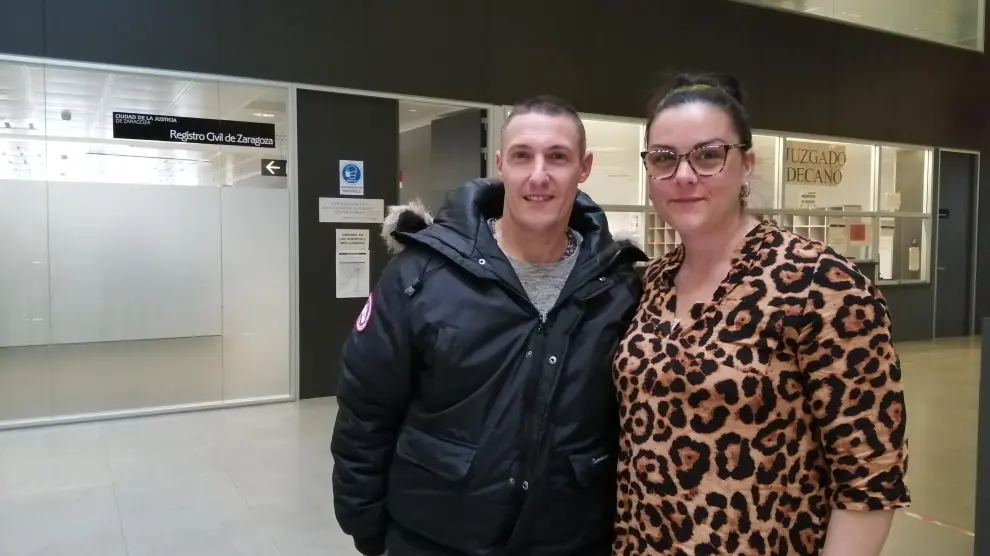 Vanesa y su pareja, a su salida del Registro Civil de Zaragoza este martes.