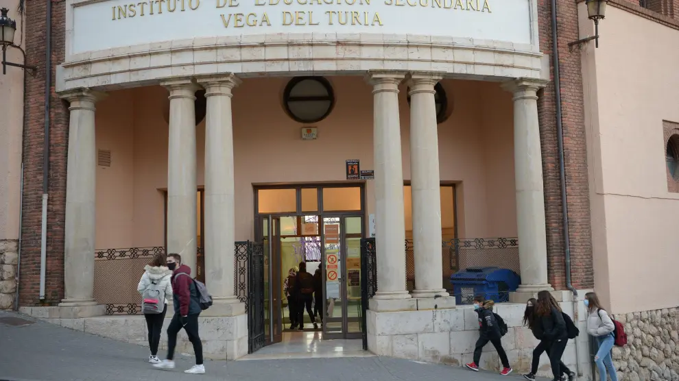 Alumnos entrando en el Instituto de Secundaria Vega del Turia, en una imagen de archivo.