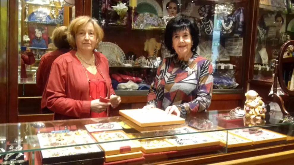 Isabel Bellostas (izquierda), dueña de la tienda Bellostas, junto María Victoria Juez, empleada de la misma, este viernes.