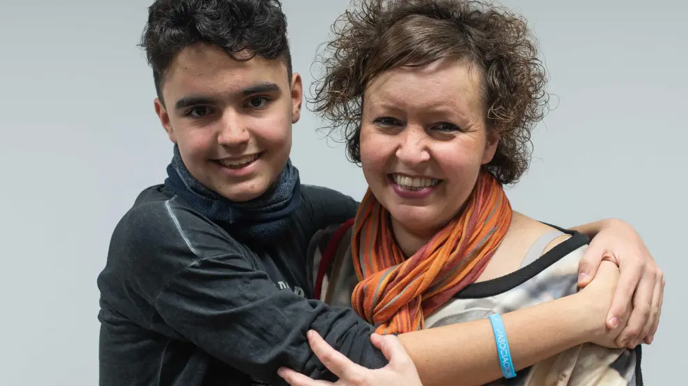 Sergio Muñoz, que fue diagnosticado como Asperger con 9 años, con su madre Belén Recuenco