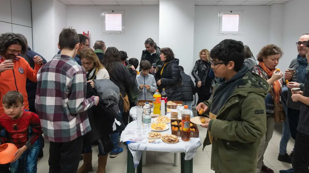 Un buen número de familias se han acercado este sábado a la inauguración de la nueve sede de la Asociación Asperger Aragón en Zaragoz