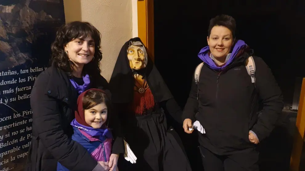 Laura Sanz, su hija Olivia y María Rosillo, concejal Ayuntamiento Bielsa