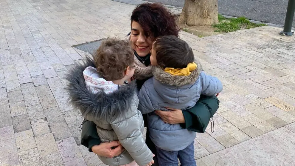 Ana Romero junto a sus dos hijos gemelos, Alaia y Uriel.