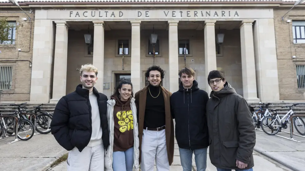 Los cinco estudiantes de Veterinaria que componen el proyecto divulgativo Aula 7.
