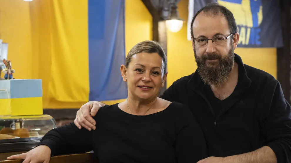 Oksana Jantya y su marido Vicente García, en el bar que regentan en el Actur.