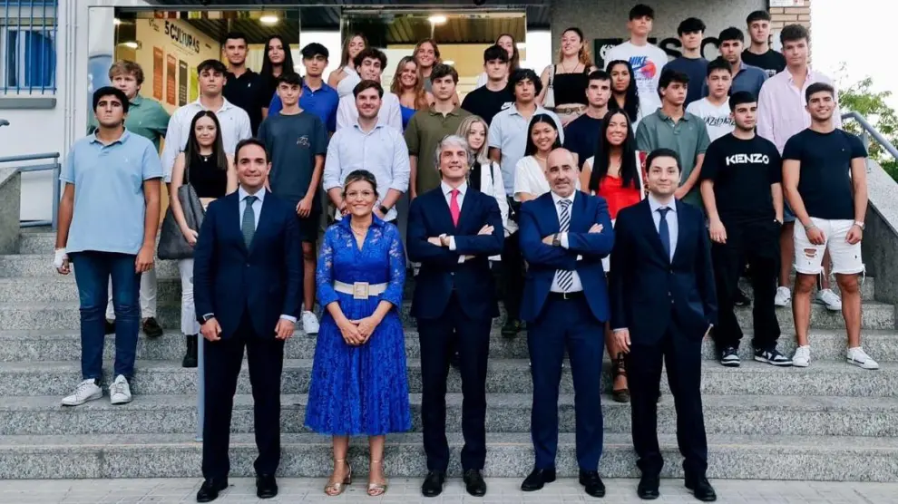 Autoridades académicas de Universidad San Jorge y ESIC, acompañados de los nuevos alumnos del primer curso del año académico 2022/23.
