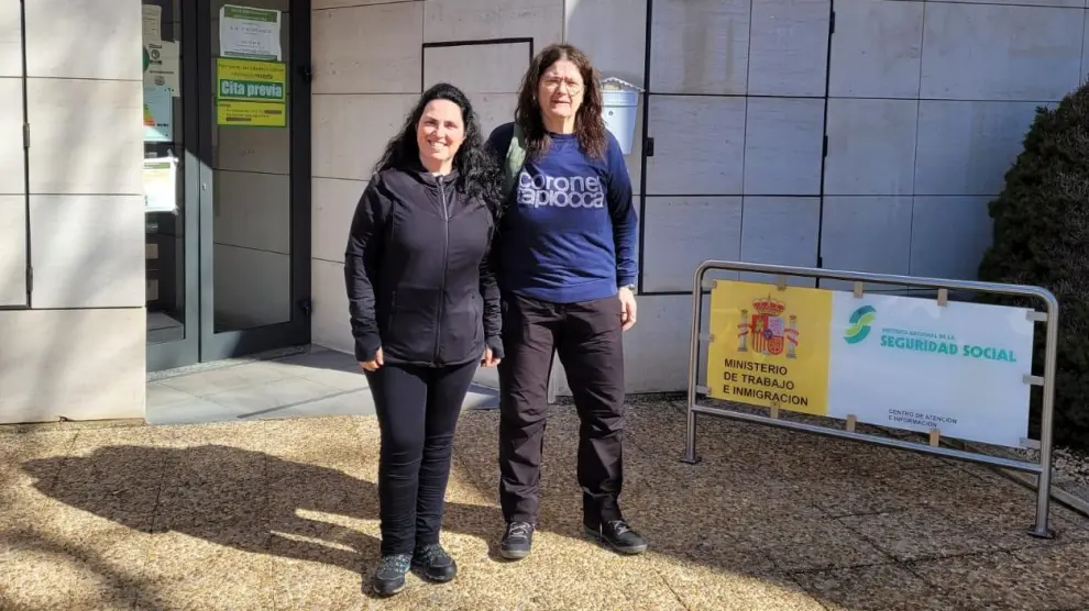 Rosa María Ruiz-Olalla y Lourdes Garrido, delante de una oficina de la Seguridad Social de Tarazona.