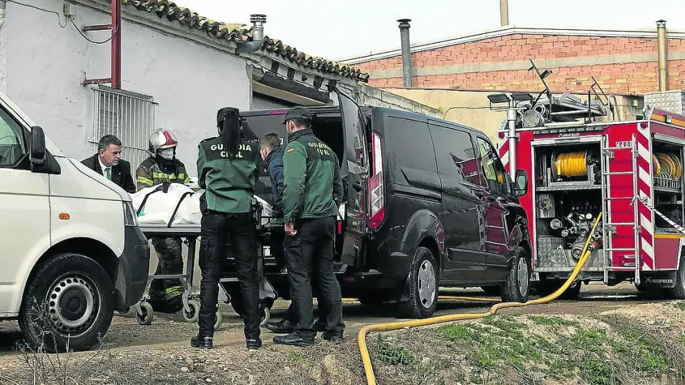 Los cuerpos de los dos fallecidos en el incendio de Cabañas fueron trasladados al Instituto de Medicina Legal de Aragón.