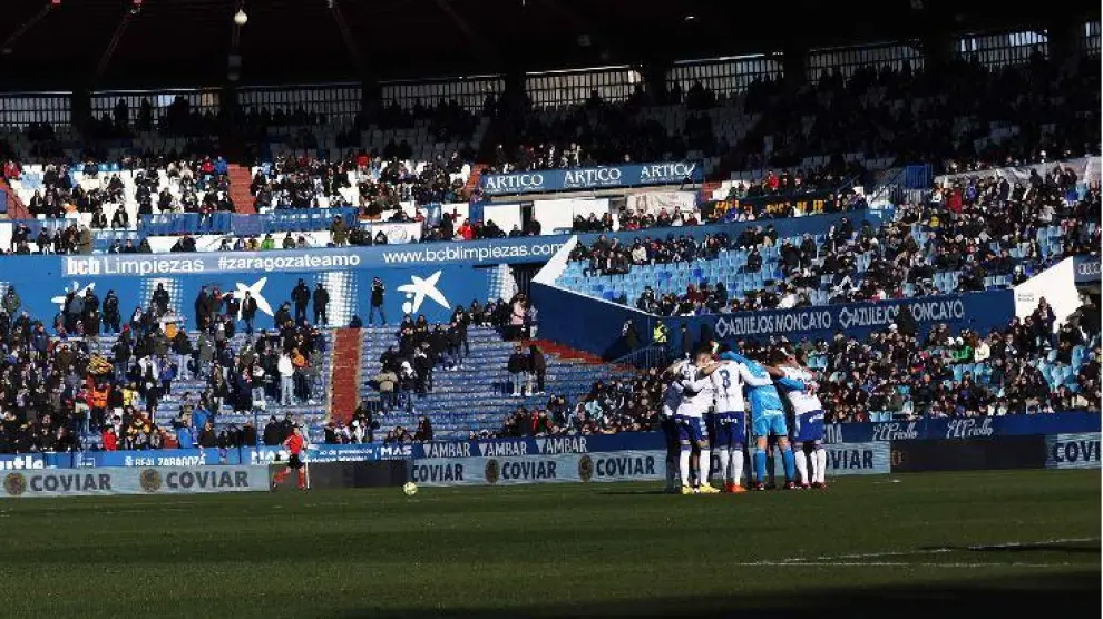 Los jugadores del Real Zaragoza, conjurándose segundos antes de comenzar el partido de este domingo ante el Burgos.