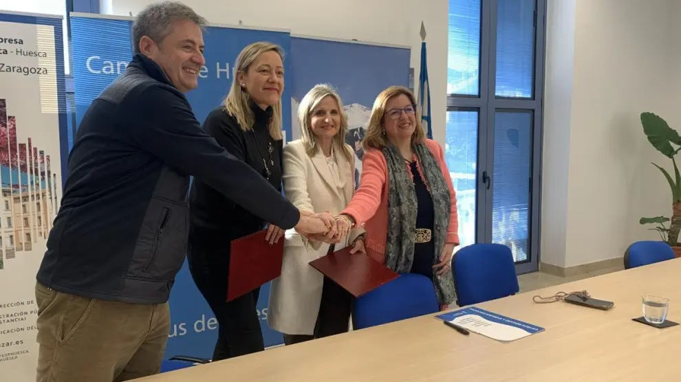 De izquierda a derecha, Antonio Gericó, Marta Gastón, Melania Bentué y Marta Liesa, en la firma del acuerdo para realizar un estudio sobre el impacto del sector de la nieve.