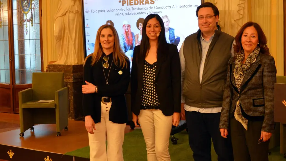 La presidenta de TCA Aragón, Consuelo Alcalá, la doctora en psicología, Andrea Barrios, el profesor de Secundaria, Jonathan Abadía y
