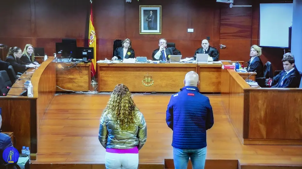 Los acusados por el robo de las botellas de Atrio, Constantin Dumitru y Priscila Lara Guevara, en la última sesión del juicio en la Audiencia Provincial de Cáceres.