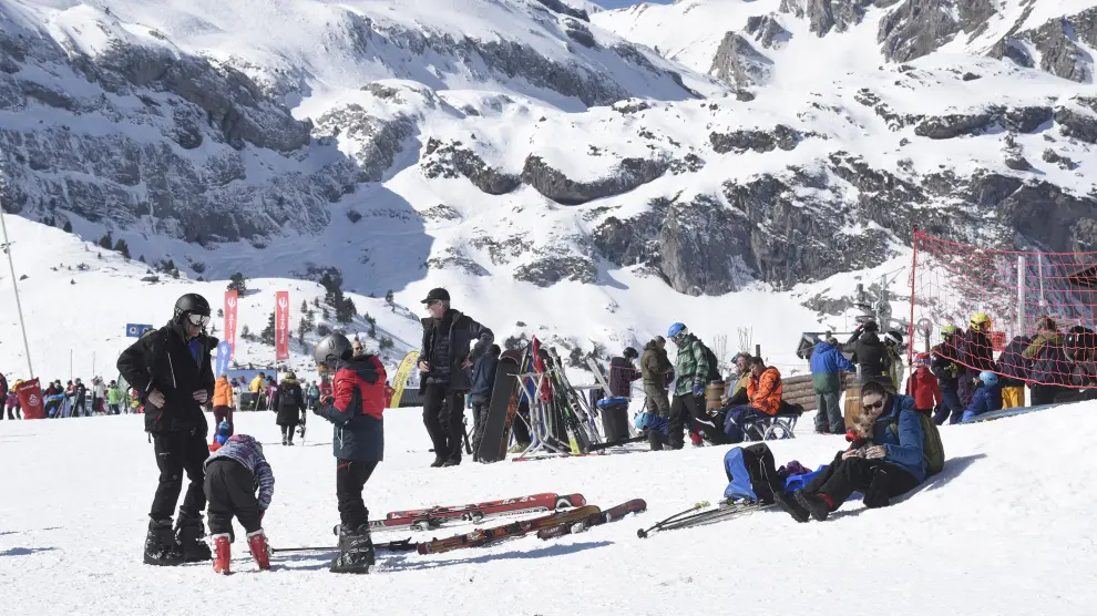 Esquiadores en la estación de esquí de Candanchú el domingo.