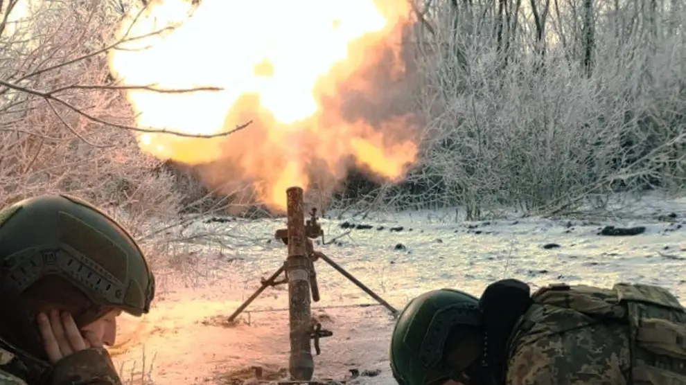 Una pareja ucraniana combatiendo el asedio de la ciudad ucraniana de Bajmut.