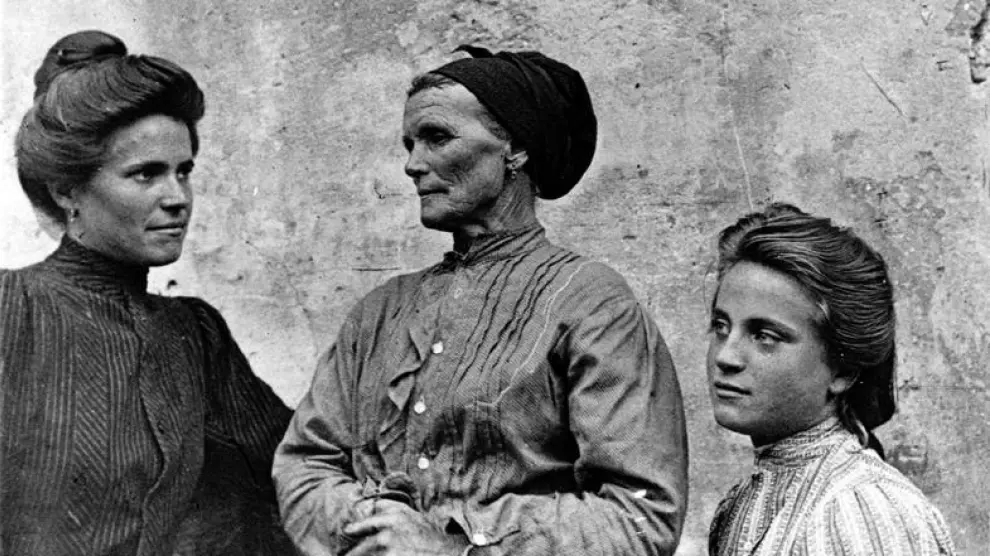 ‘Madre e hijas, perfil de edades’, de Eulalia Abaitua Allende-Salazar (hacia 1900).
