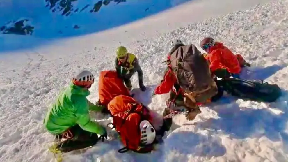 Una imagen de vídeo de la atención al esquiador herido en el alud del pico Arriel.