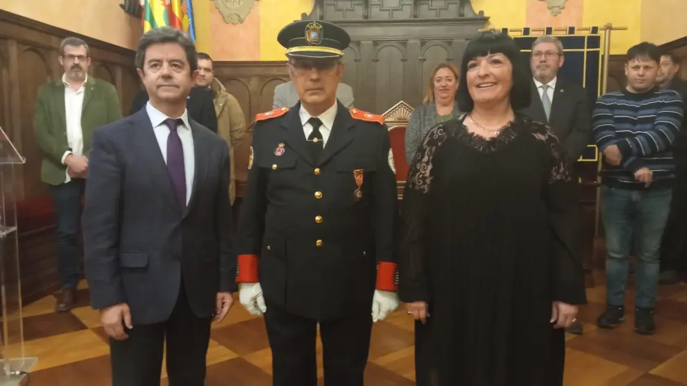 Jacobo Morlán, en el centro, junto al alcalde de Huesca, Luis Felipe, y la concejala de Seguridad Ciudadana, Ana Loriente.