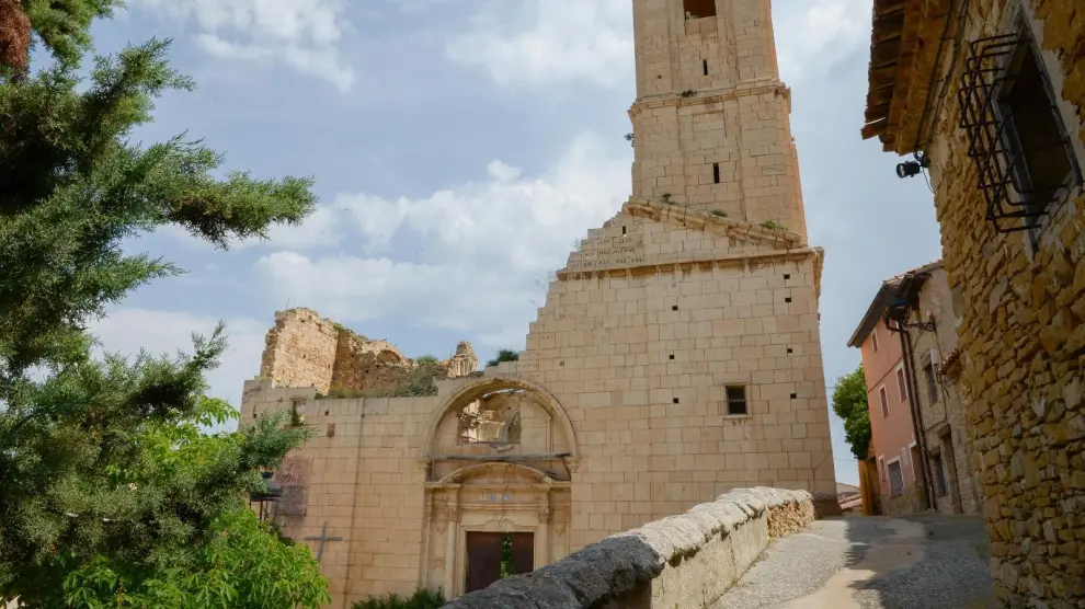Foto de la plaza y la iglesia de Camarillas (Teruel)
