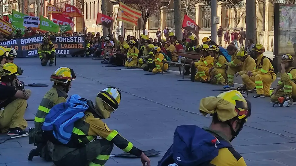 Manifestación de los bomberos forestales de Sarga en Zaragoza por la precariedad en las condiciones de trabajo