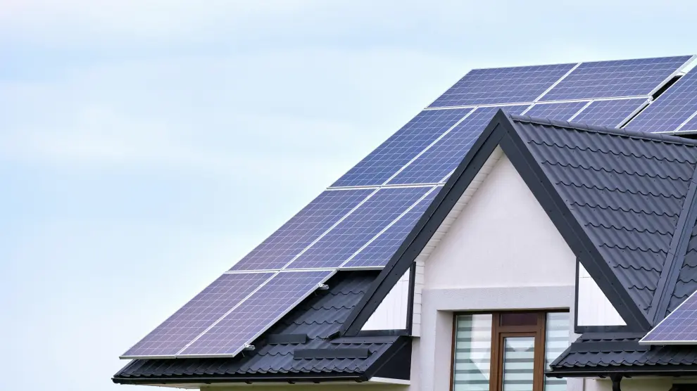 La energía solar se aprovecha a través de la instalación de paneles fotovoltaicos.