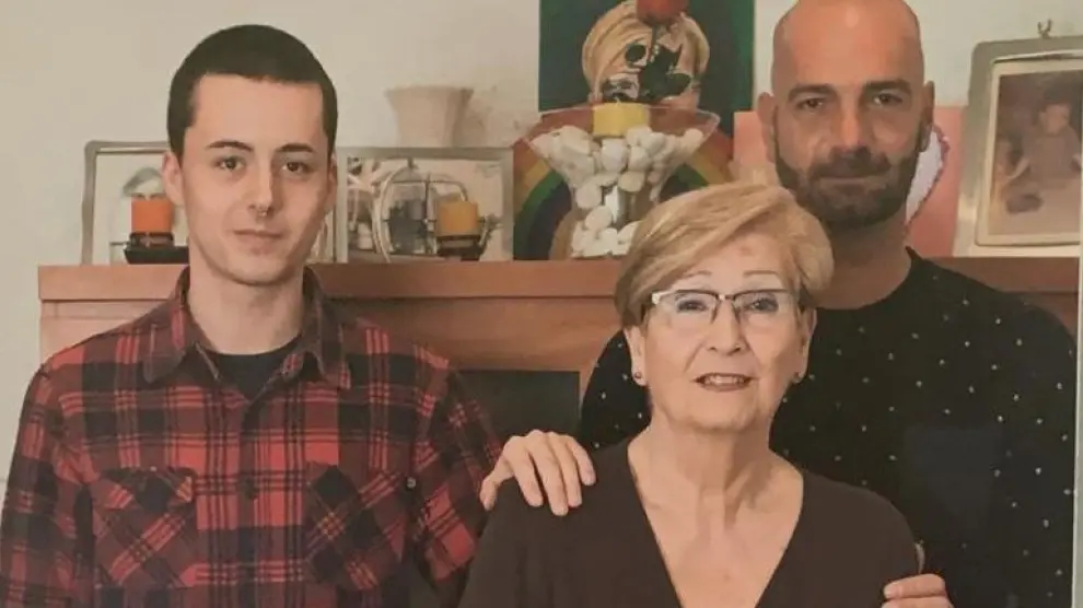 Juan Diego Ramos, junto a su madre y su sobrino, del que ha sido padre en acogida durante 9 años.