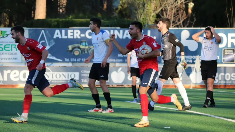 Gómez celebrando el gol del empate del Fraga.