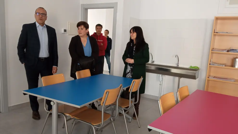 El consejero de Educación, Felipe Faci, en su visita al nuevo aulario del IES Ramón y Cajal de Huesca, junto a la directora provincial. Amparo Roig, y la directora del centro, María Costa.
