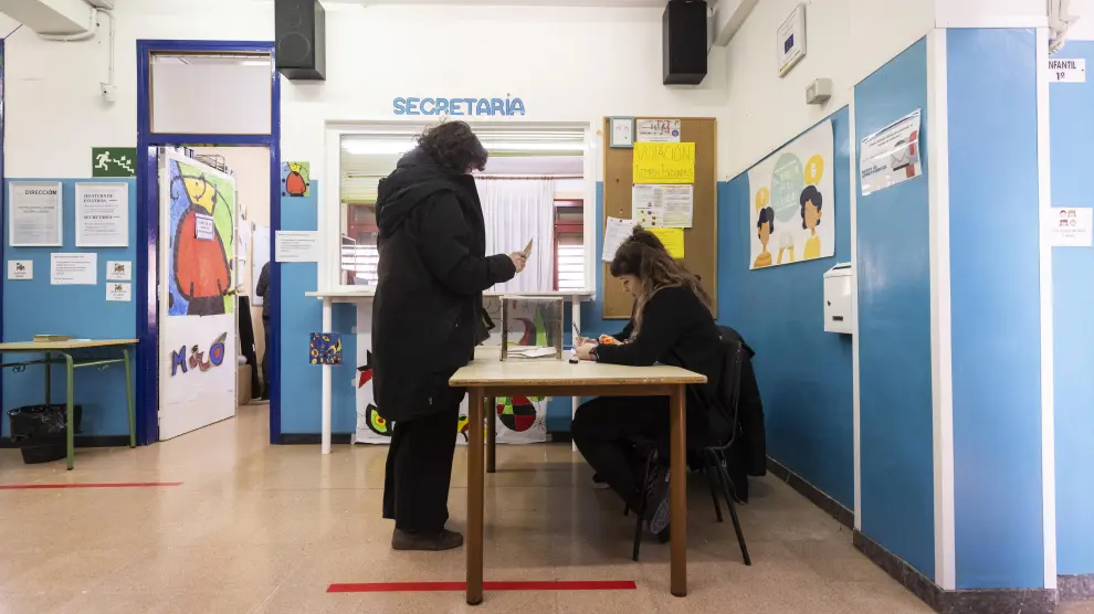 Una madre votaba sobre la jornada continua en el colegio Basilio Paraíso, a inicios de marzo en Zaragoza.