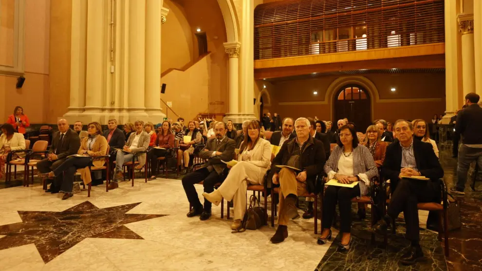 Javier Lambán, junto a Sira Repollés, en la Sala de la Corona del Pignatelli, durante la presentación de la iniciativa aragonesa a los agentes sociales.