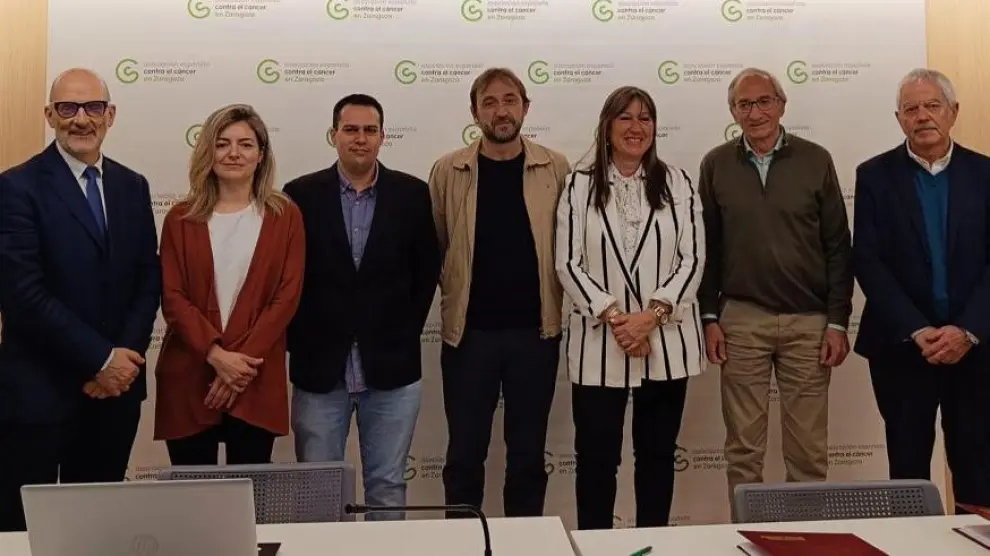 Representantes del Gobierno aragonés, la Asociación Española contra el Cáncer en Aragón y el Instituto de Investigación Sanitaria en la presentación del proyecto