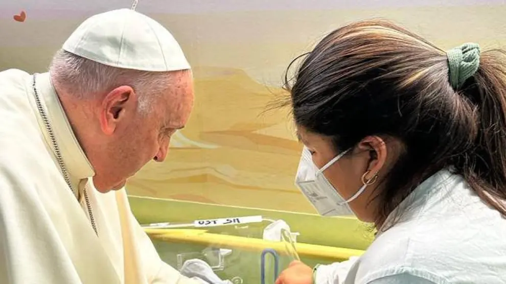 El papa visita a niños y bautiza a un bebé durante su ingreso hospitalario