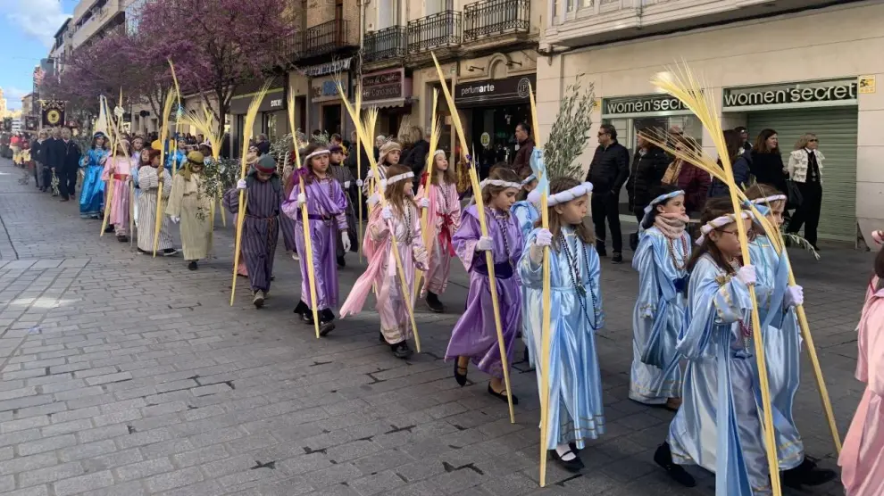 Procesión del Domingo Ramos por el Coso de Huesca.