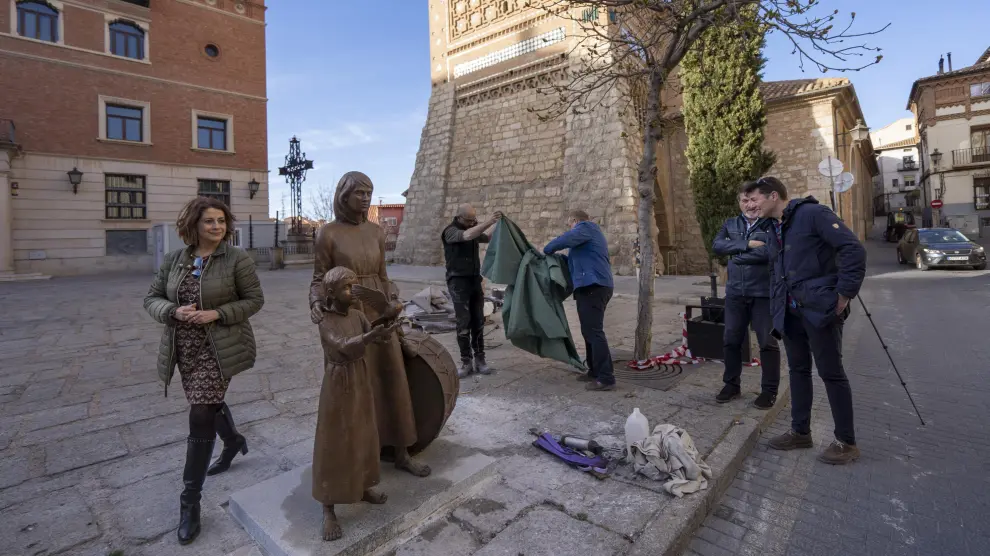 La alcaldesa observa la escultura dedicada a la Semana Santa en la plaza del Seminario.