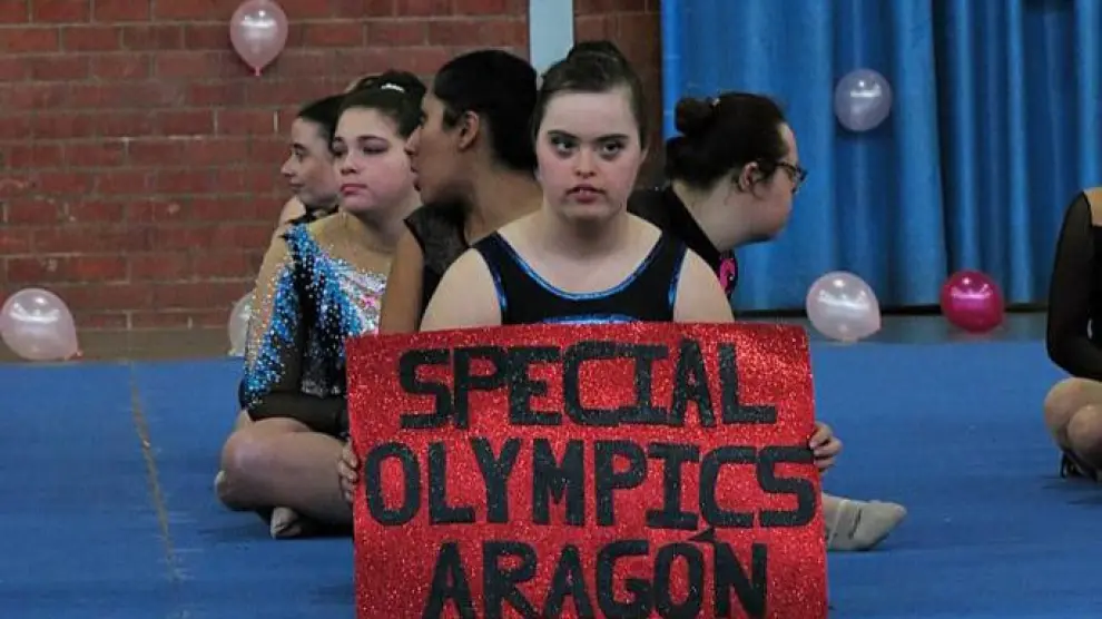 El equipo de Special Olympics Aragón de gimnasia rítmica en un torneo en Cariñena.