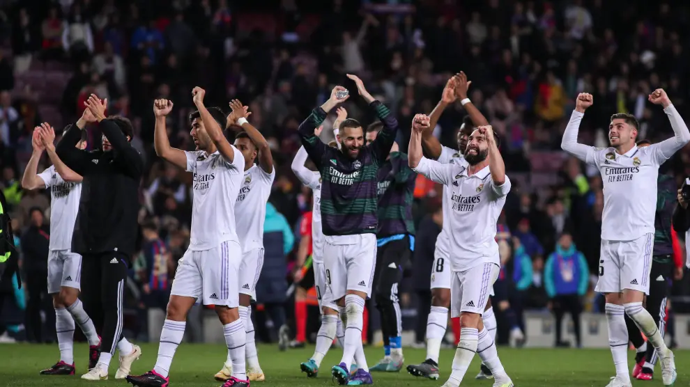 Los jugadores del Real Madrid tras la victoria en el Camp Nou.