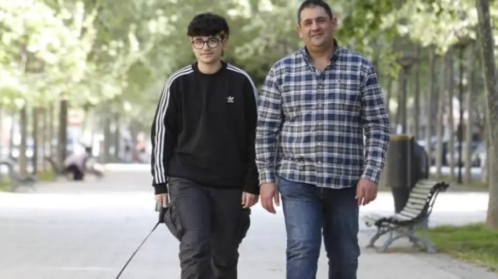 Aslan Orera y Vicente Orera (padre e hijo), en el paseo de Longares de Zaragoza.