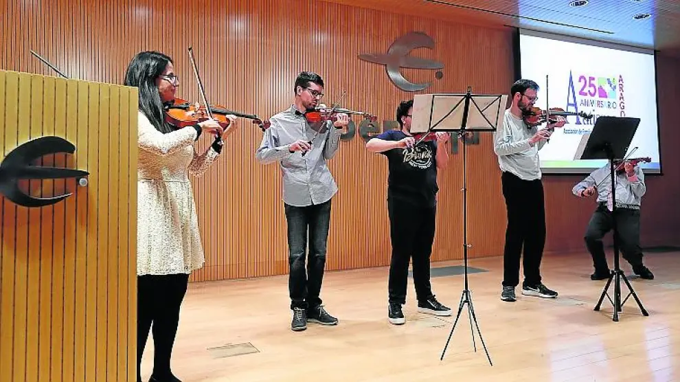 Grupo de violines de la Fundación Cedes y Espacio Betovi en el acto del 25 aniversario de Autismo Aragón