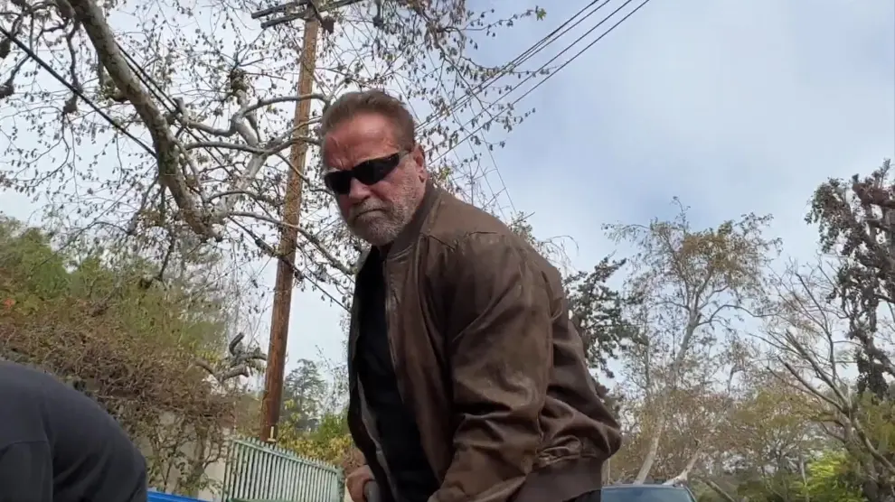 Arnold Schwarzenegger repara él mismo el asfalto de una calle de Los Ángeles