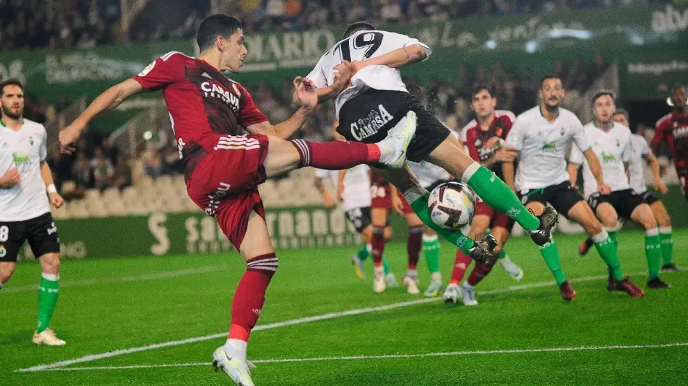 Una jugada del partido Racing de Santander-Real Zaragoza de la primera vuelta, que ganaron los cántabros por 1-0.