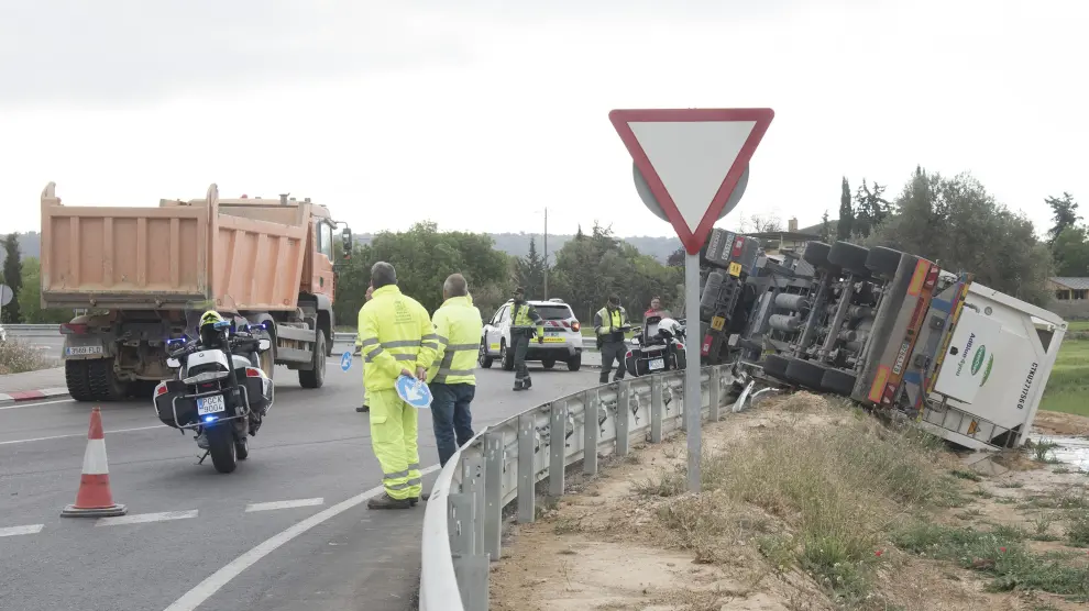 Accidente de un camión en la rotonda de salida de Huesca hacia la N-240.