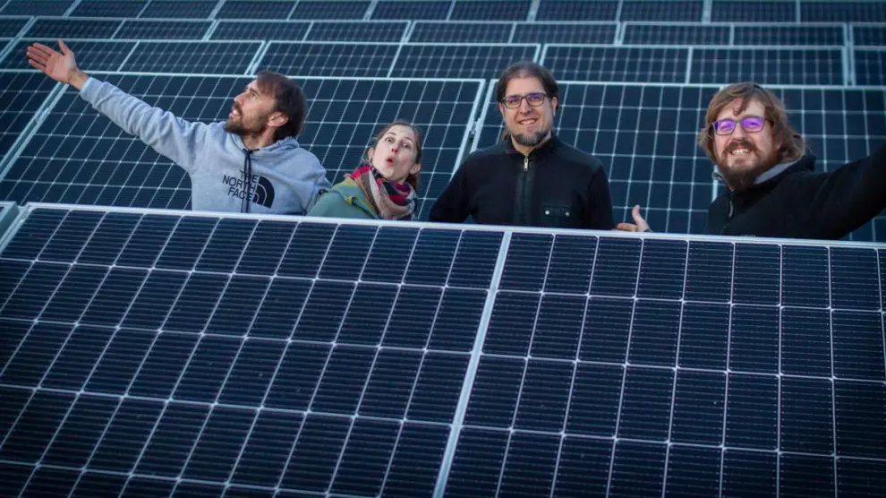 Carlos Martín, María Navarro, Victor Cañizares y Carlos Ariñez, impulsores de la cooperativa de autoconsumo solar en Luco de Jiloca (Teruel)
