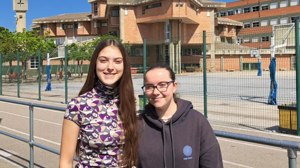 Las alumnas María Latre y Ángela Esteban, que han participado en el proyecto 'Por tu salud mental, por nuestra salud mental'.