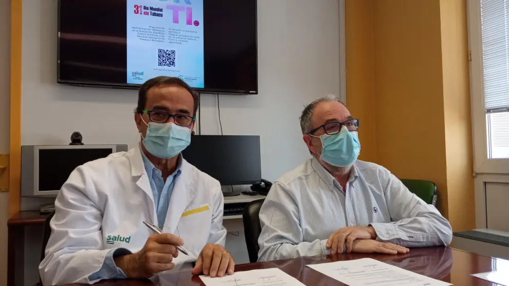 Miguel Zazo y José Manuel Ramón y Cajal en la firma del convenio entre el Hospital San Jorge y la Asociación Española contra el Cáncer en Huesca