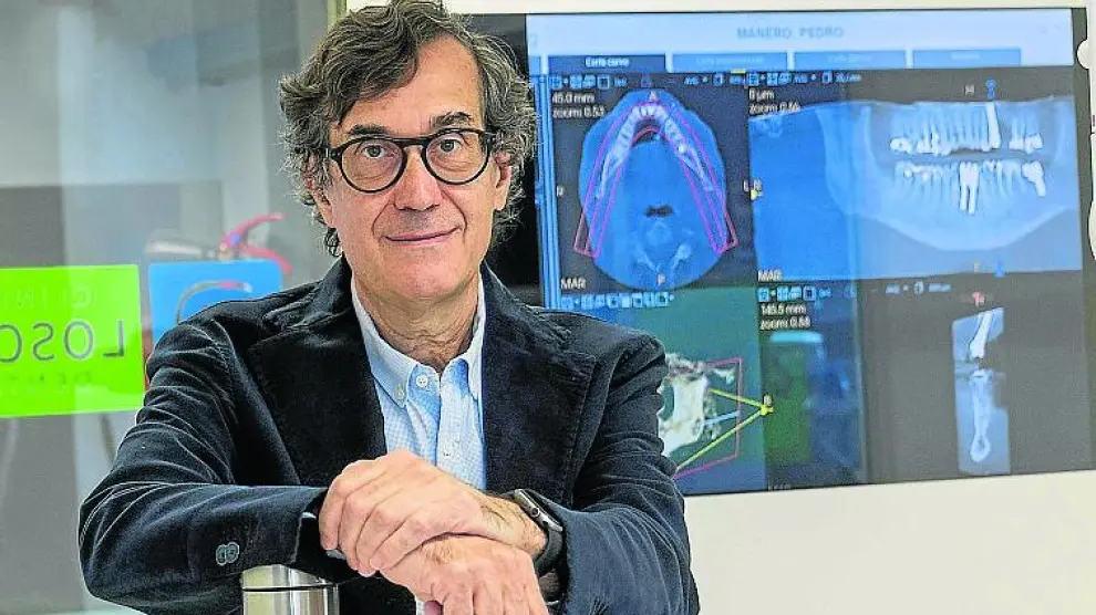 Fernando Loscos, en su consulta dental en Zaragoza.