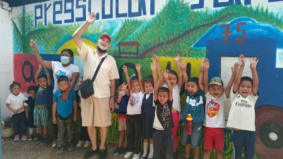 Antonio Brosed, presidente del proyecto Monegros con Nicaragua, con niños de uno de los preescolares que atiende la oenegé.